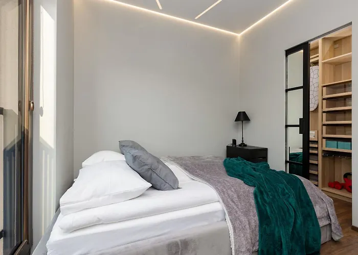 Emerald Residence Warsaw With Parking By Noclegi Renters